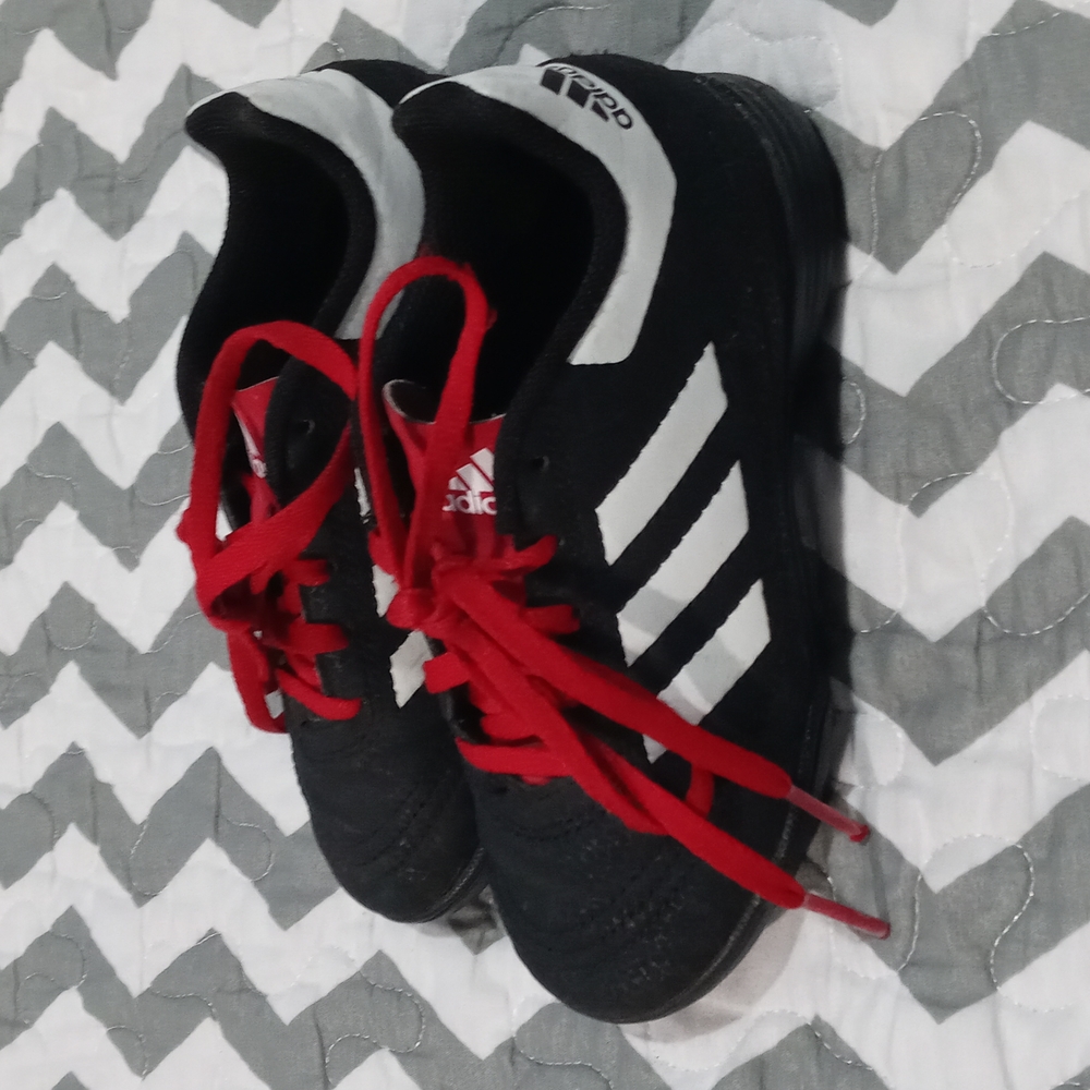 Adidas kids size 11k soccer shoes good condition